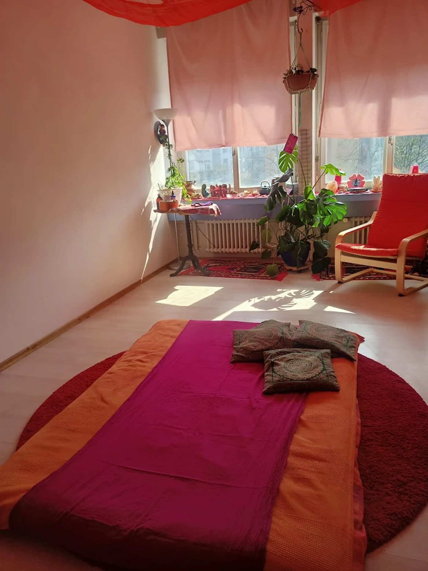 Praxisraum der Healing Massage in Bern mit Futon, warmen Farben und Tageslicht